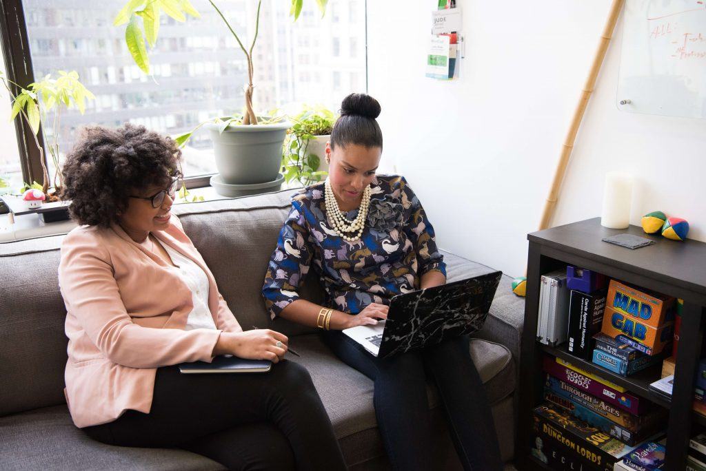 Twee dames op de bank aan het werk