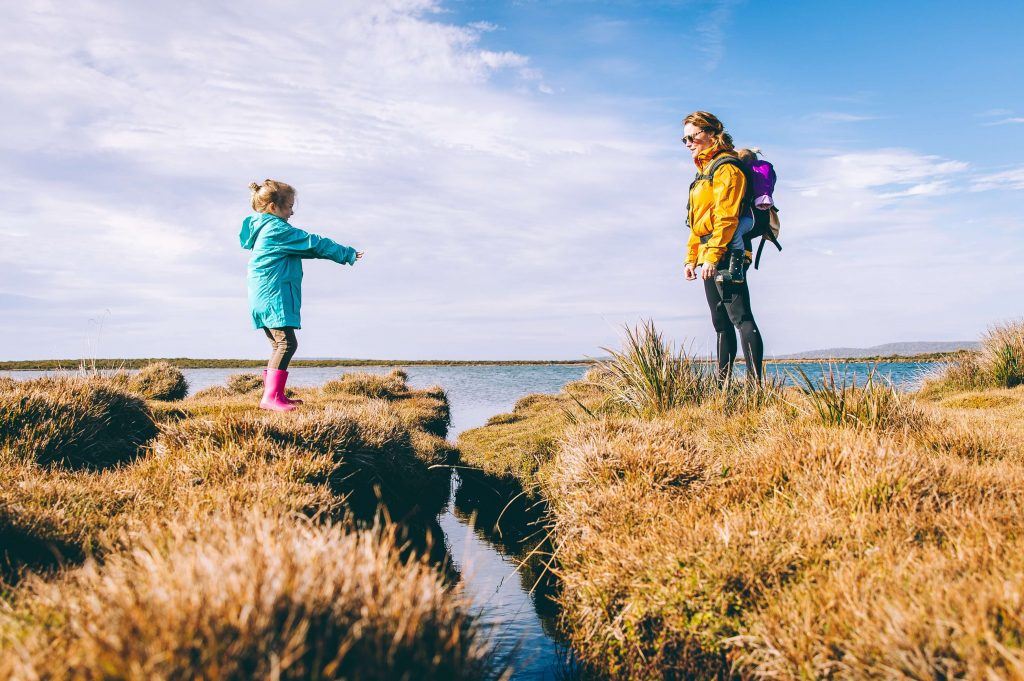 Ouder en kind in de natuur