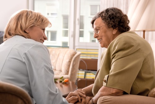 Oudere dame in gesprek met professional
