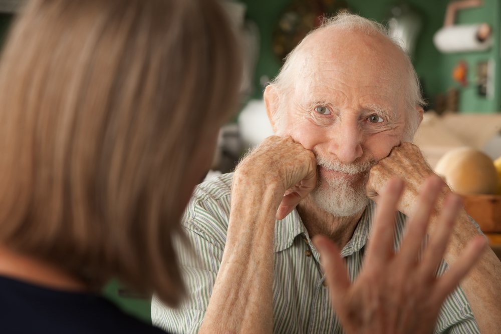 Vrouw in gesprek met een oudere man