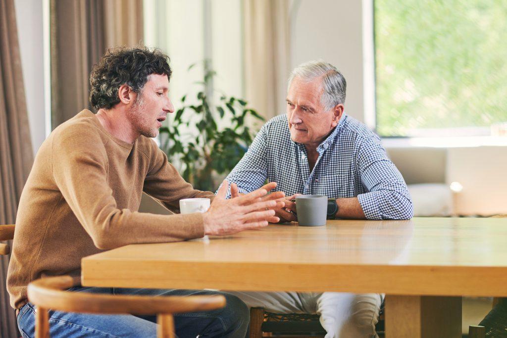 Oude en jonge man in gesprek met elkaar