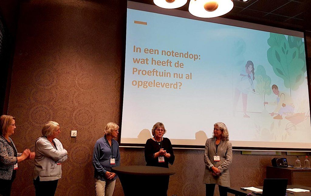 Parallelsessie proeftuinen als inspirerend voorbeeld, van links naar rechts: Sandrina Sangers (beleidsadviseur Agora), Eugenie Hodes (huisarts), Marieke Reversma (mantelzorgconsulent, Steunpunt Mantelzorg en adviseur welzijn, Welzijn Stichtse Vecht), Desirée Meertens (coördinator Netwerk Palliatieve Zorg Midden-Limburg), Roos Scherpenzeel (programmaleider proeftuinen, Movisie).