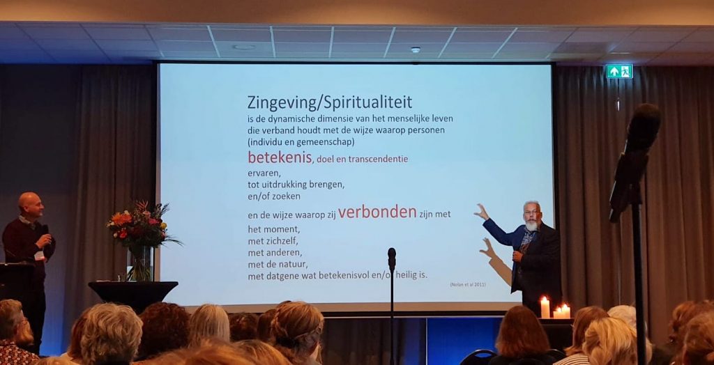 Presentatie over 20 jaar spirituele zorg in de palliatieve zorg, met Carlo Leget (Hoogleraar Zorgethiek en bijzonder hoogleraar palliatieve zorg, Universiteit voor Humanistiek) en Joep van de Geer (beleidsadviseur Agora)